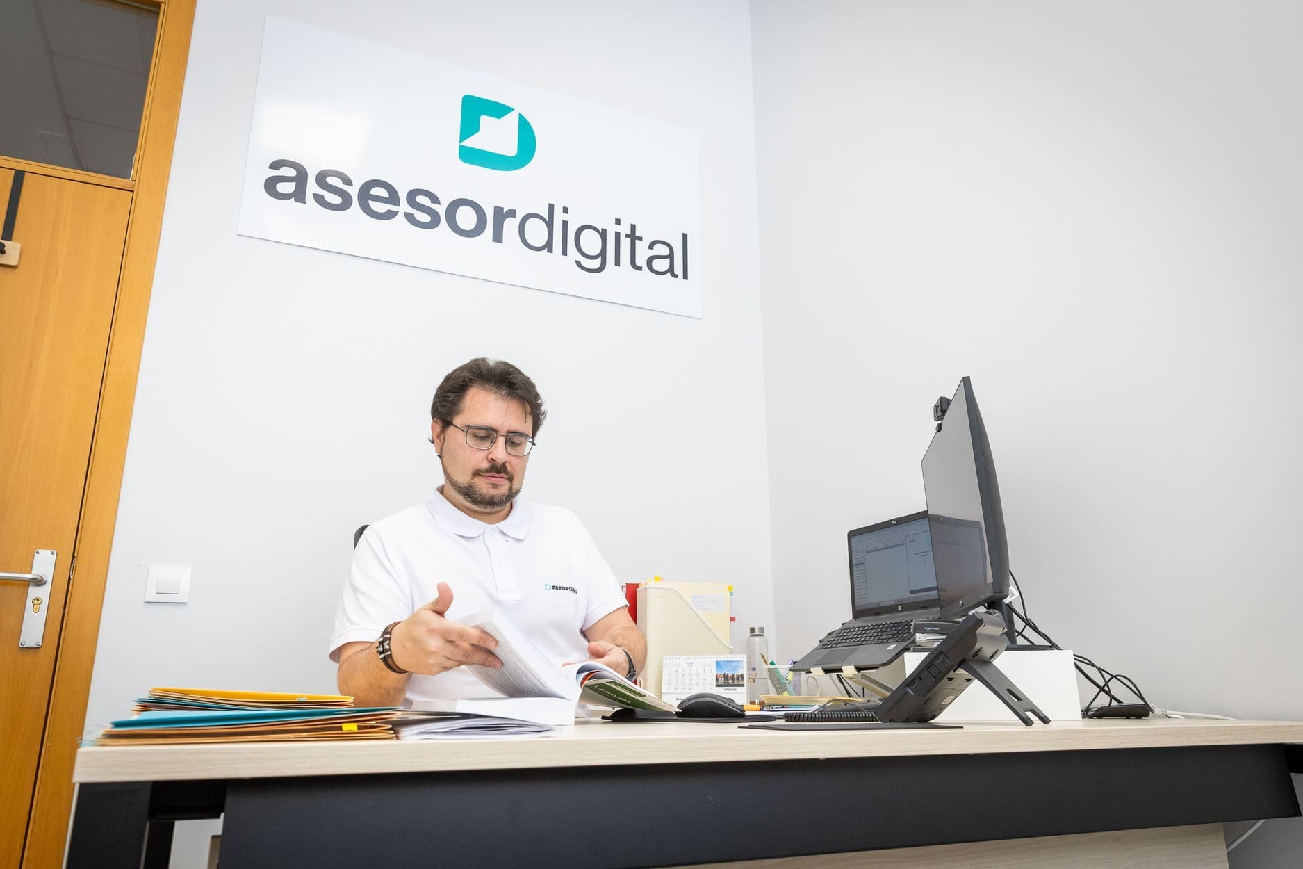 asesor fiscal criptomonedas en su oficina